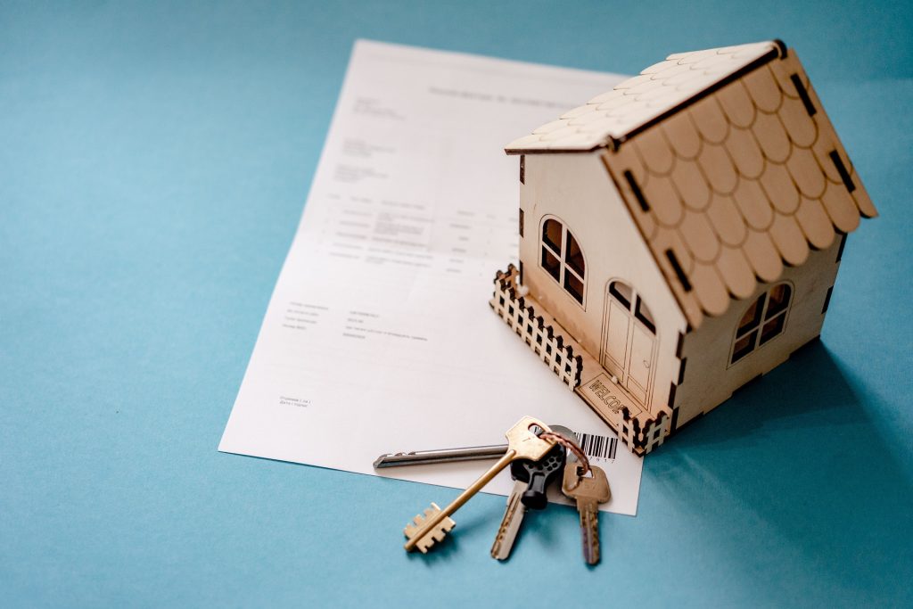 Jeanbrun Conseil - Achat immobilier : maquette de maison et clés de votre nouveau foyer prêtes pour la signature du contrat.
